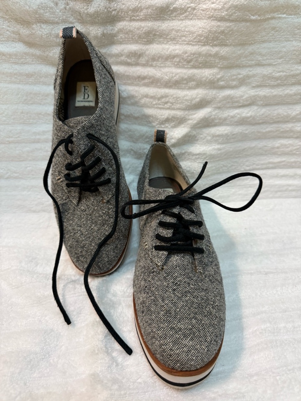 Lace shoe with platform